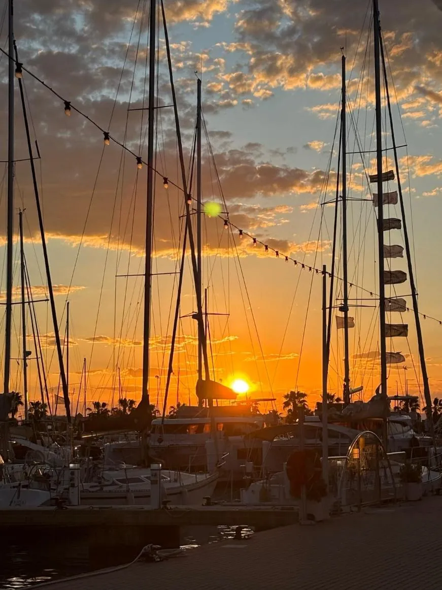 Zonsondergang tussen de masten in de jachthaven van Dénia