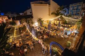 Sfeervol verlicht terras in de avond in Dénia