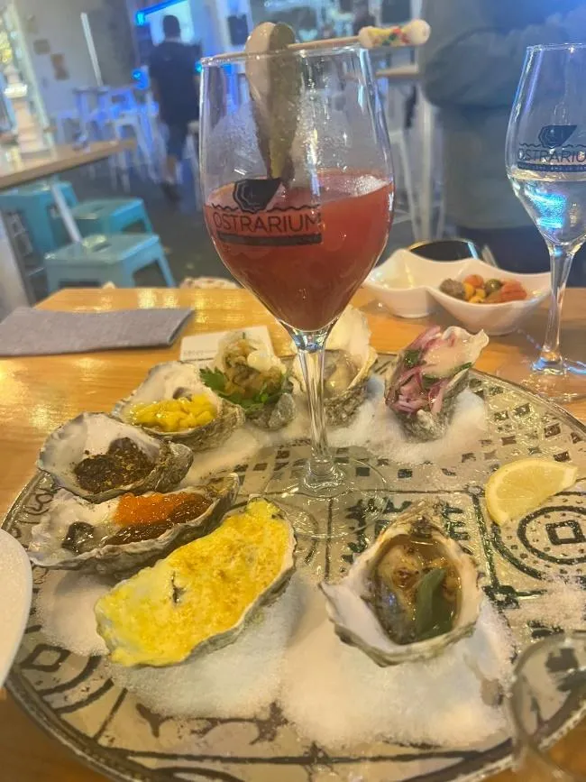 Bord met verse oesters en een cocktail in een restaurant in Dénia