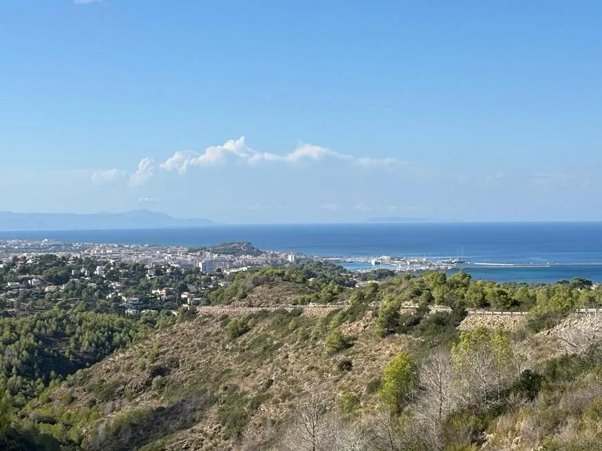 Panorama over Dénia, de haven en de Middellandse Zee vanaf de berg