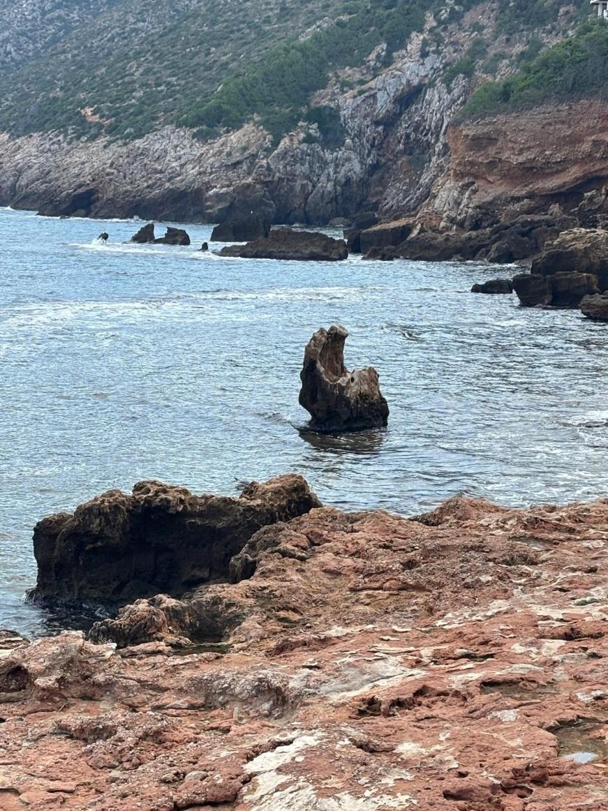 Beschutte baai met rotsen langs de kust van Dénia